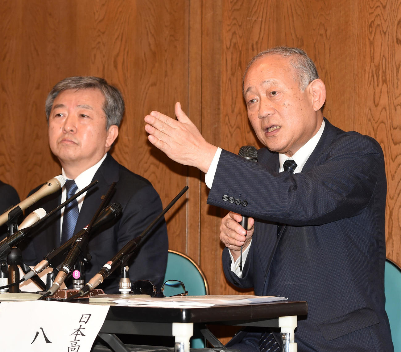 センバツの開催可否について11日に再度協議すると決定し会見する八田日本高等学校野球連盟会長（右）と丸山毎日新聞社長（撮影・前岡正明）