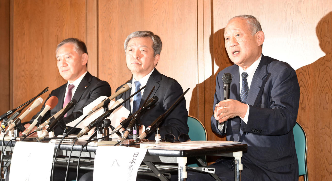 センバツの開催可否について11日に再度協議すると決定し会見する八田日本高等学校野球連盟会長（右）。中央は丸山毎日新聞社長、左は斎藤毎日新聞大阪本社代表（撮影・前岡正明）
