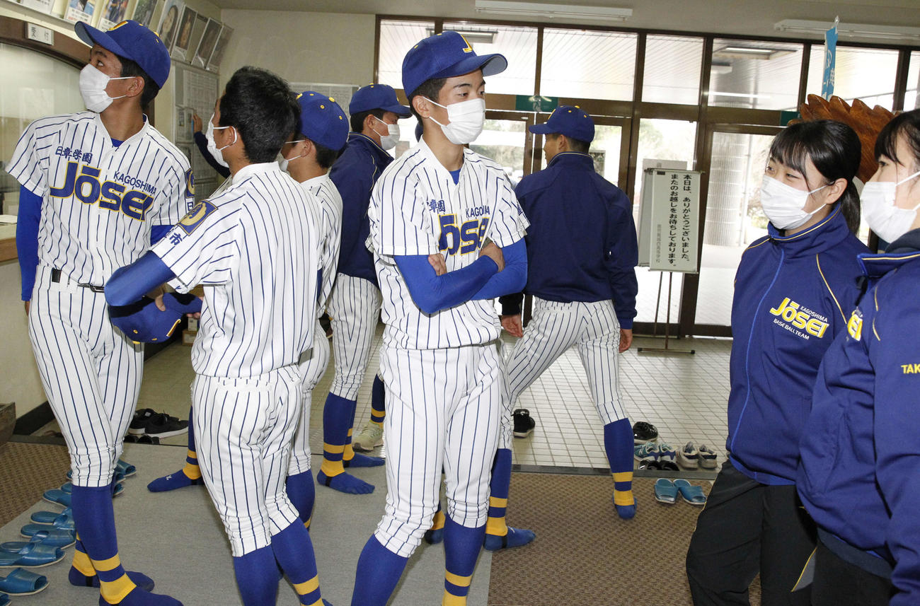 マスクをして集まる鹿児島城西ナイン（撮影・菊川光一）
