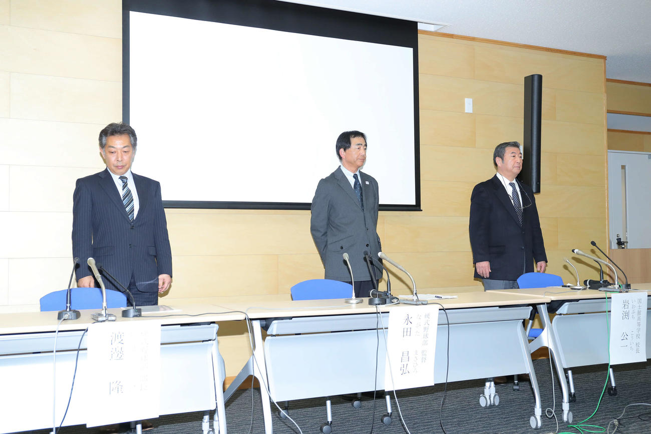 日本高野連が第92回センバツ高校野球大会の無観客試合開催を発表し、会見に臨む国士舘の、左から渡辺部長、永田監督、岩渕校長（撮影・河田真司）