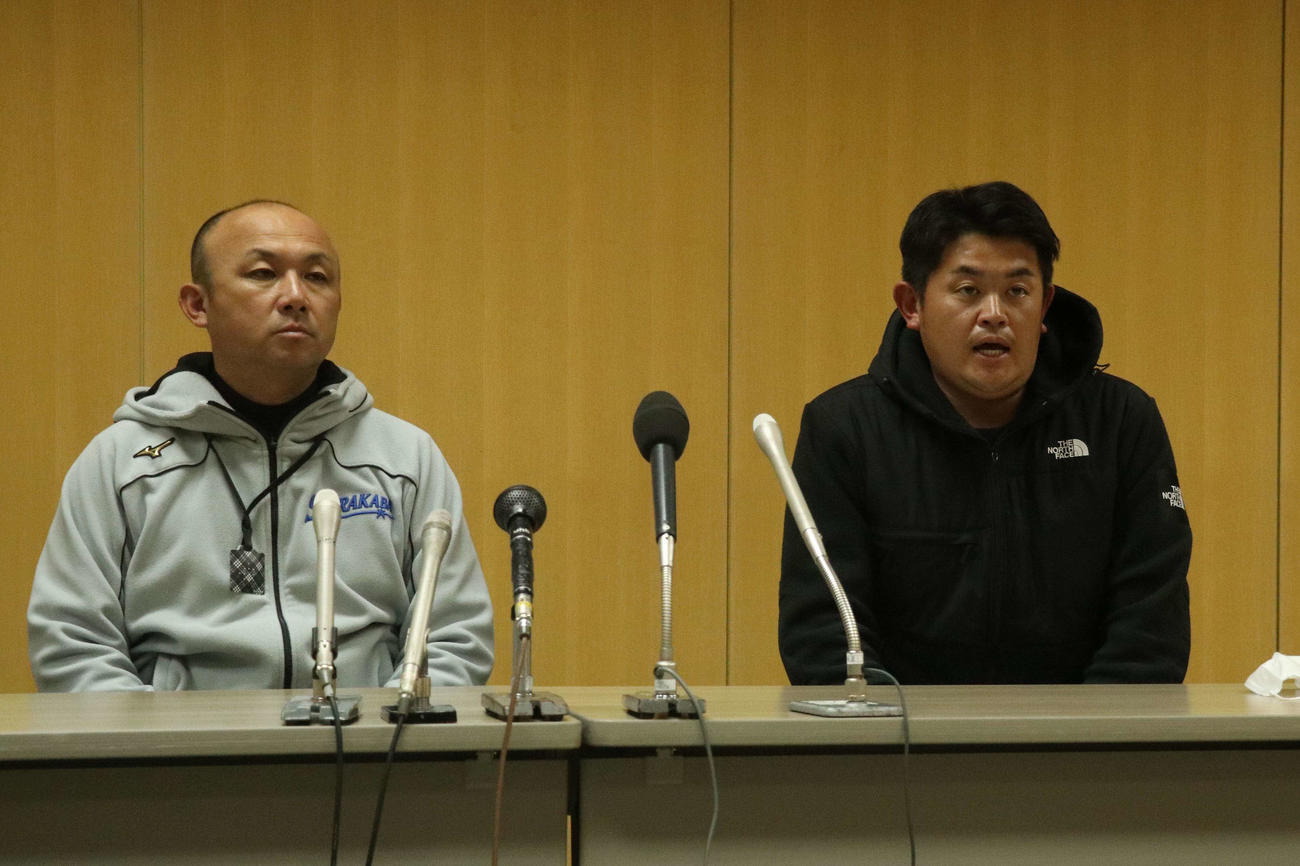 報道陣の取材に応じる白樺学園・戸出監督（左）と亀田部長（撮影・浅水友輝）
