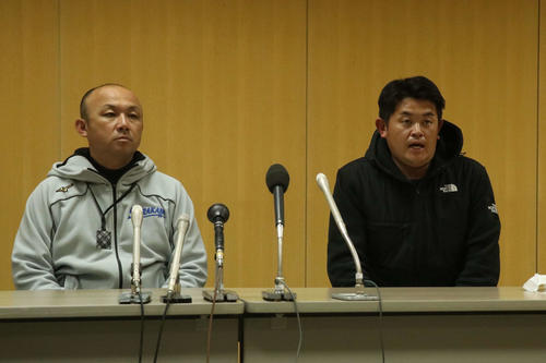報道陣の取材に応じる白樺学園・戸出監督(左)と亀田部長(撮影・浅水友輝)