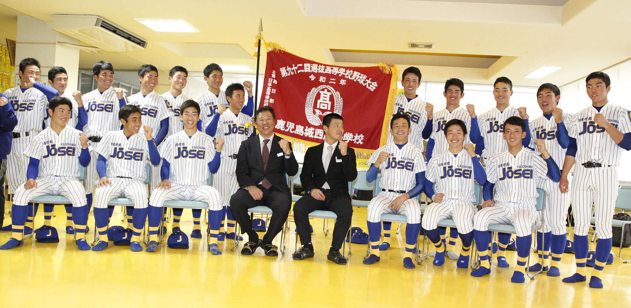 鹿児島城西に授与された真新しい選抜旗を囲んで笑顔を見せる佐々木誠監督（前列左から4人目）と選手たち（撮影・菊川光一）