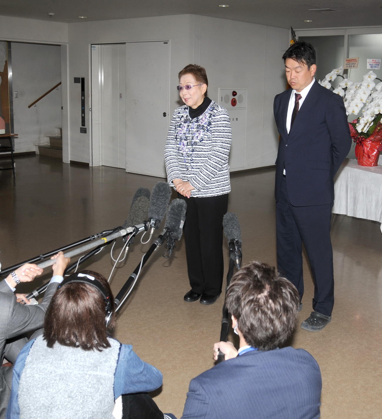 会見で現在の心境を語った加藤学園の加藤校長（左）と米山監督