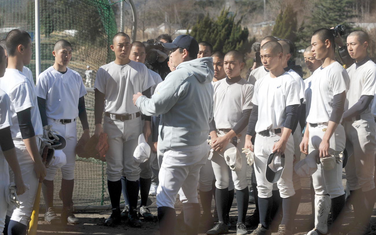 気持ちを新たに練習を始めた加藤学園ナイン