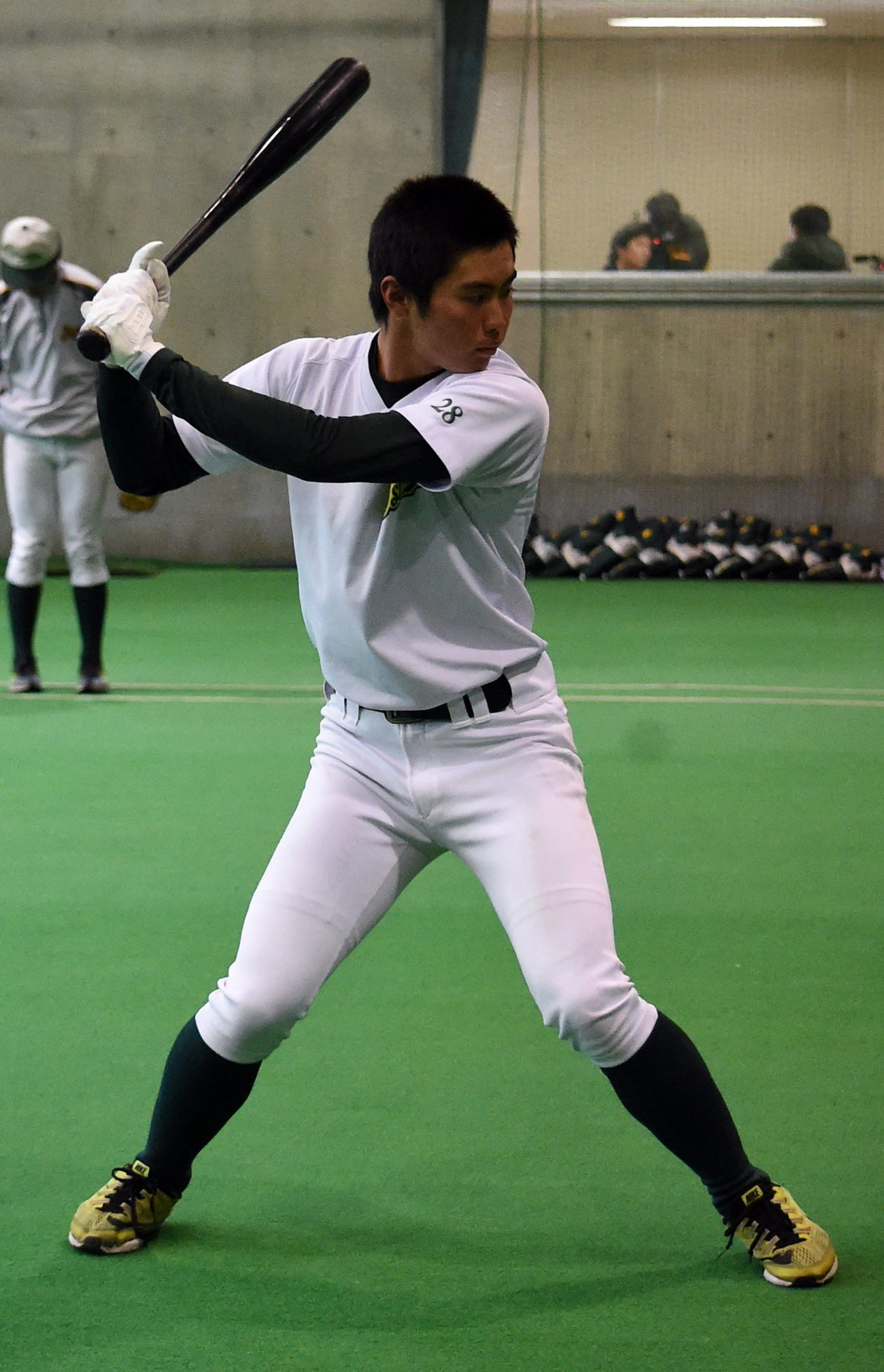 バットを振り込む鶴岡東・鈴木主将