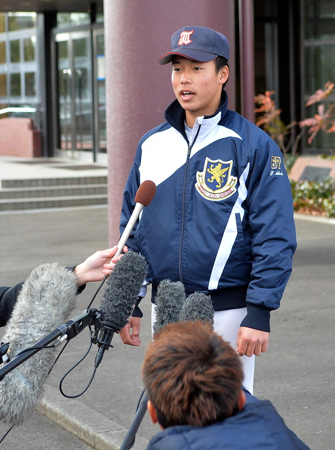 練習を再開し、報道陣に対応する仙台育英の田中主将（撮影・鎌田直秀）