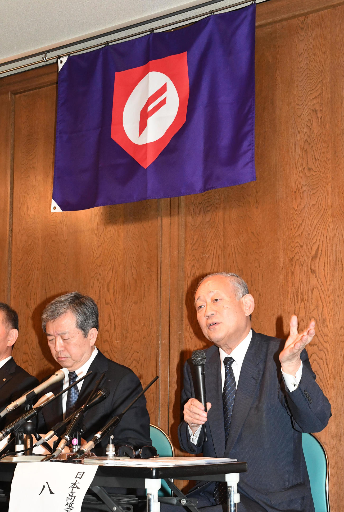 4日、センバツの開催可否について11日に再度協議すると決定し、会見する八田日本高野連会長（右）（撮影・前岡正明）