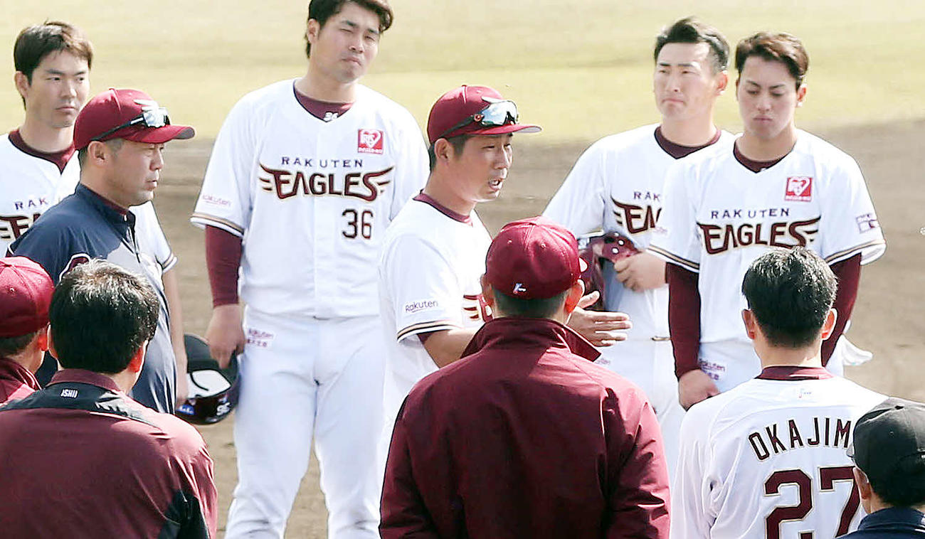 2月、楽天・久米島キャンプで選手に指示を与える塩川コーチ（2020年2月3日撮影）