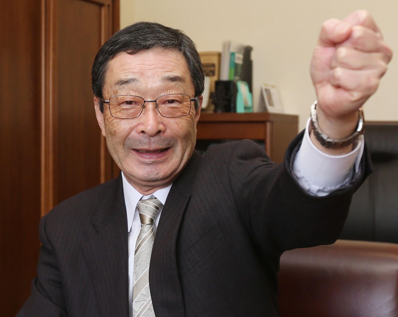 71年夏の甲子園で準優勝した磐城OBの松崎さんは、後輩たちに力強くエールを送る（撮影・野上伸悟）