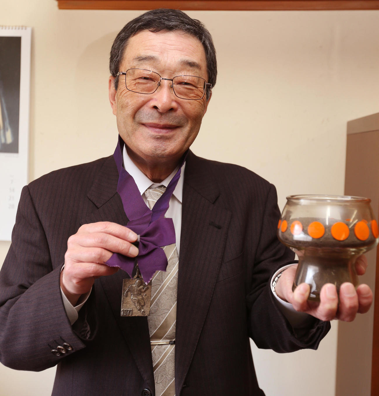 71年夏の甲子園準優勝メンバーの磐城OB松崎さんは、銀メダルと持ち帰った甲子園の土を手に笑顔（撮影・野上伸悟）