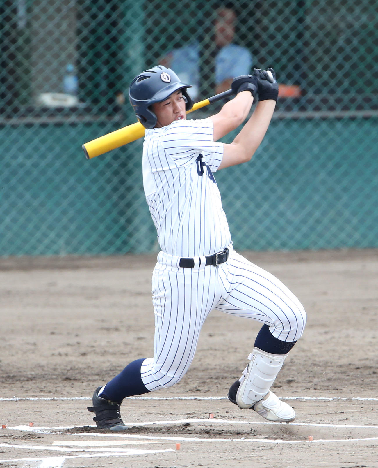 昨夏の岩手大会準々決勝、久慈戦でスイングする大船渡・木下