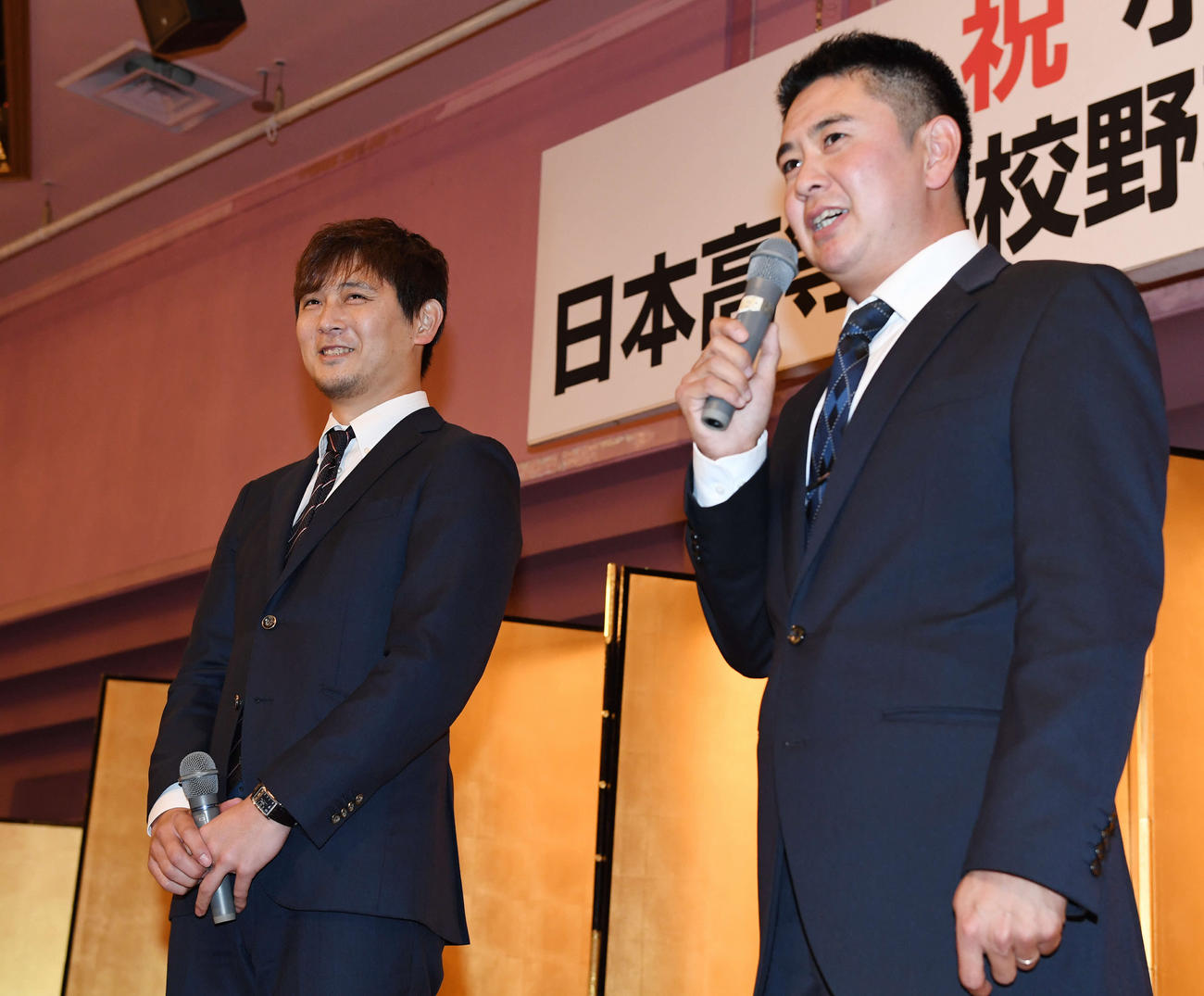 「小倉さん（小倉清一郎氏）の育成功労賞　受賞を祝う会」に参加し壇上で笑顔を見せるロッテ涌井秀章。右は横浜時代にバッテリーを組んだ白山・村田浩明監督（17年11月）
