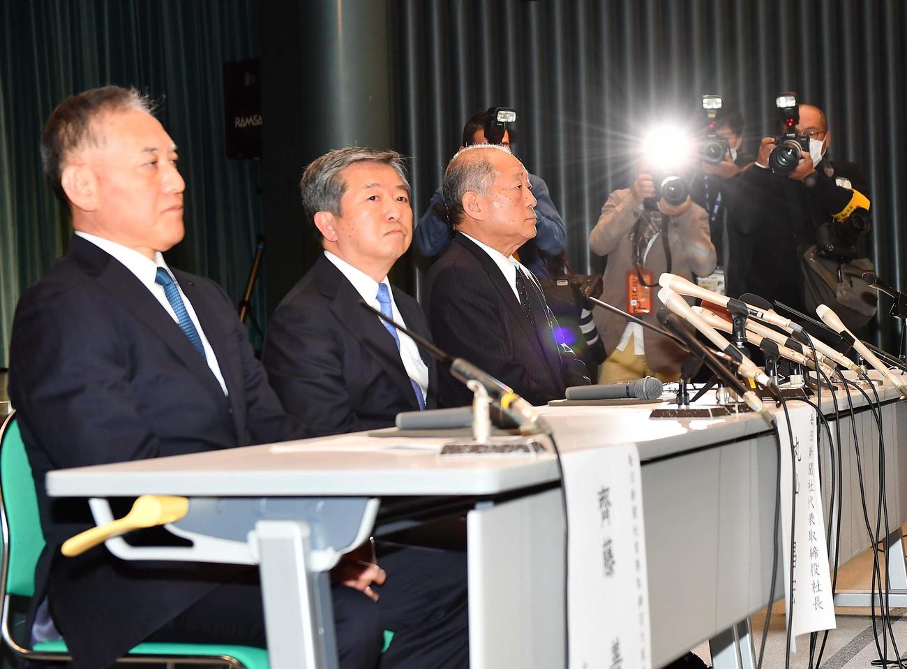 臨時運営委員会後、大会会長の毎日新聞社代表取締役・丸山昌宏社長（中央）は大会の中止を発表した（撮影・上田博志）