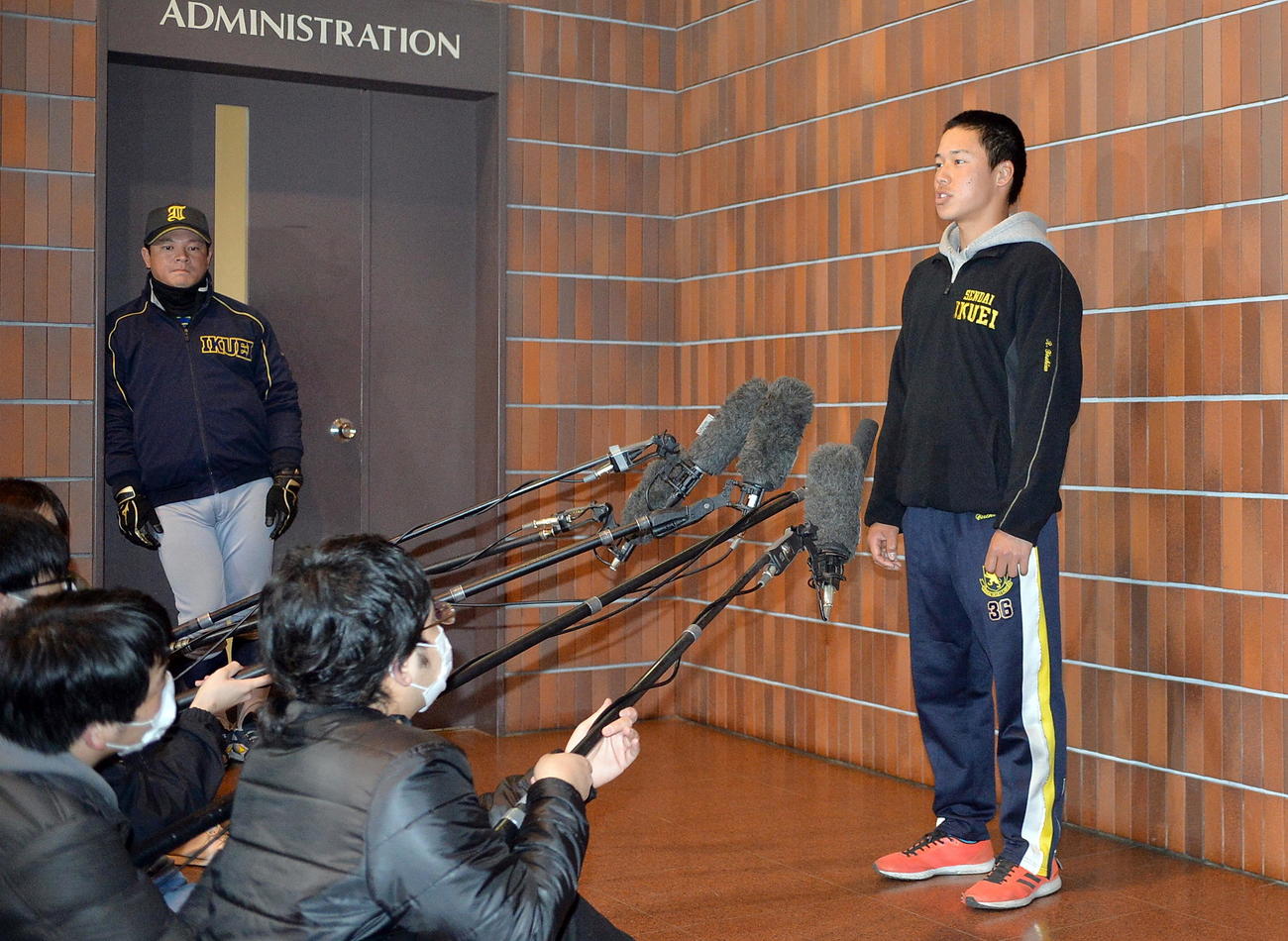 センバツ中止の決定を受けて報道陣に対応する仙台育英の田中主将（右）と見守る須江監督（撮影・鎌田直秀）