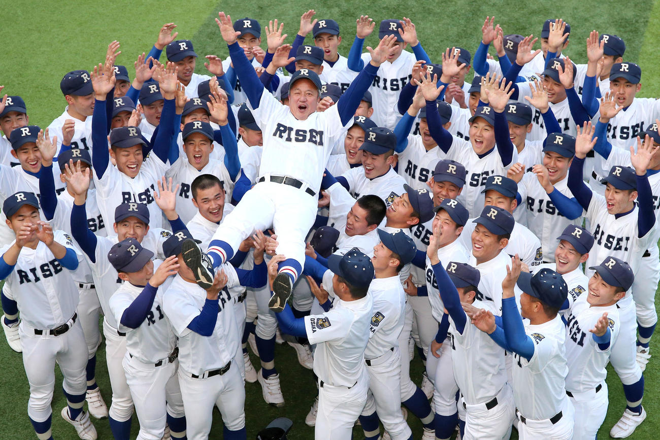 履正社ナインはセンバツ出場が決まり岡田龍生監督を胴上げして喜び合う（2020年1月24日撮影）