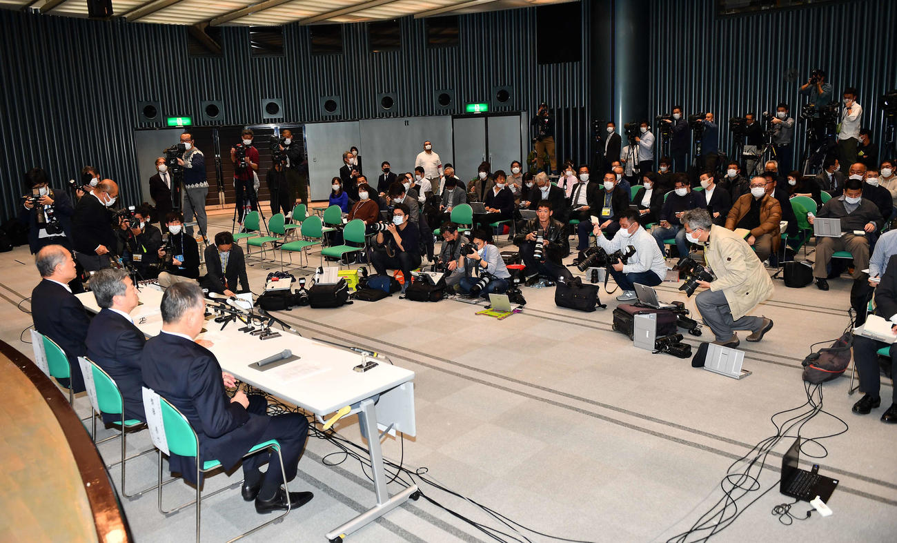 大会会長の毎日新聞社代表取締役・丸山昌宏社長（中央）は大会の中止を発表した（撮影・上田博志）