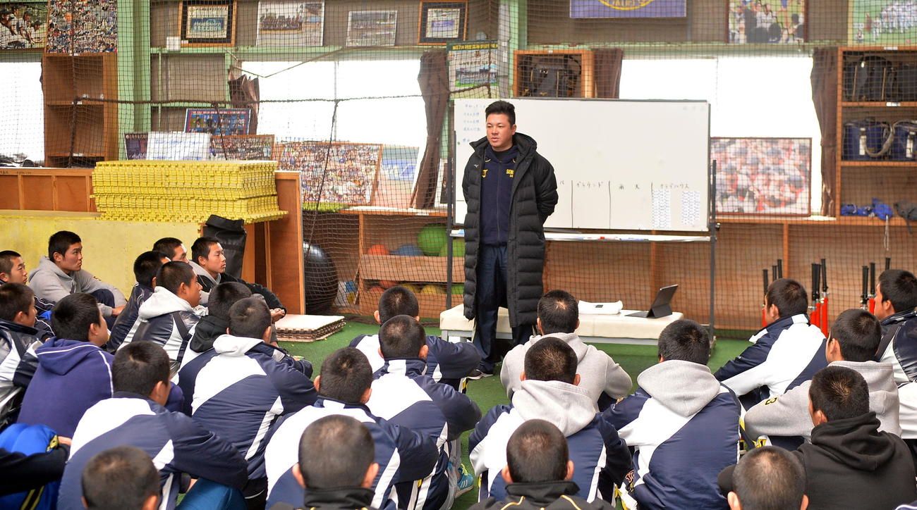 選手に話をする仙台育英の須江監督（中央）（撮影・鎌田直秀）