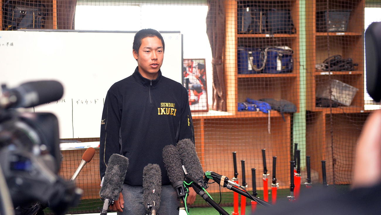 チームをまとめる決意を明かす仙台育英・田中主将（撮影・鎌田直秀）