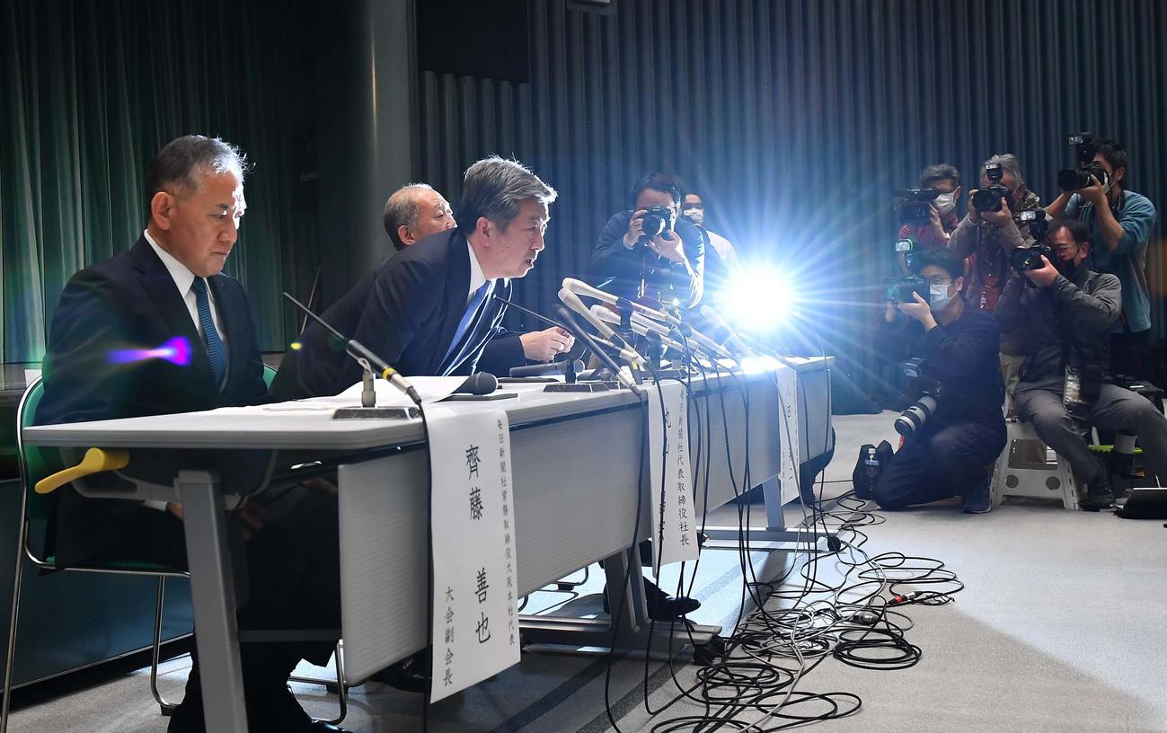 センバツ高校野球大会の中止を決定し、会見する大会会長の毎日新聞社代表取締役・丸山昌宏社長（中央）（撮影・上田博志）
