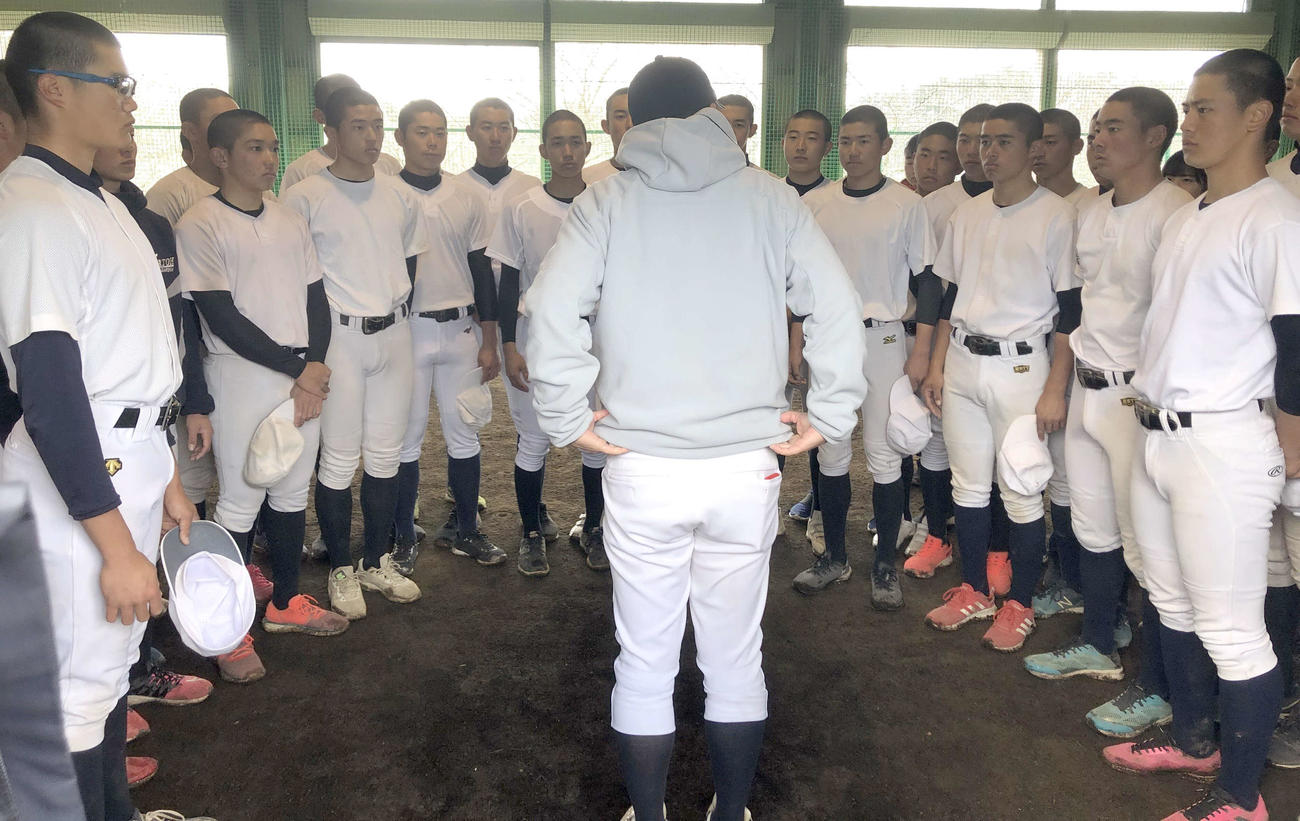 練習開始前のミーティングで米山監督の話を聞く加藤学園ナイン