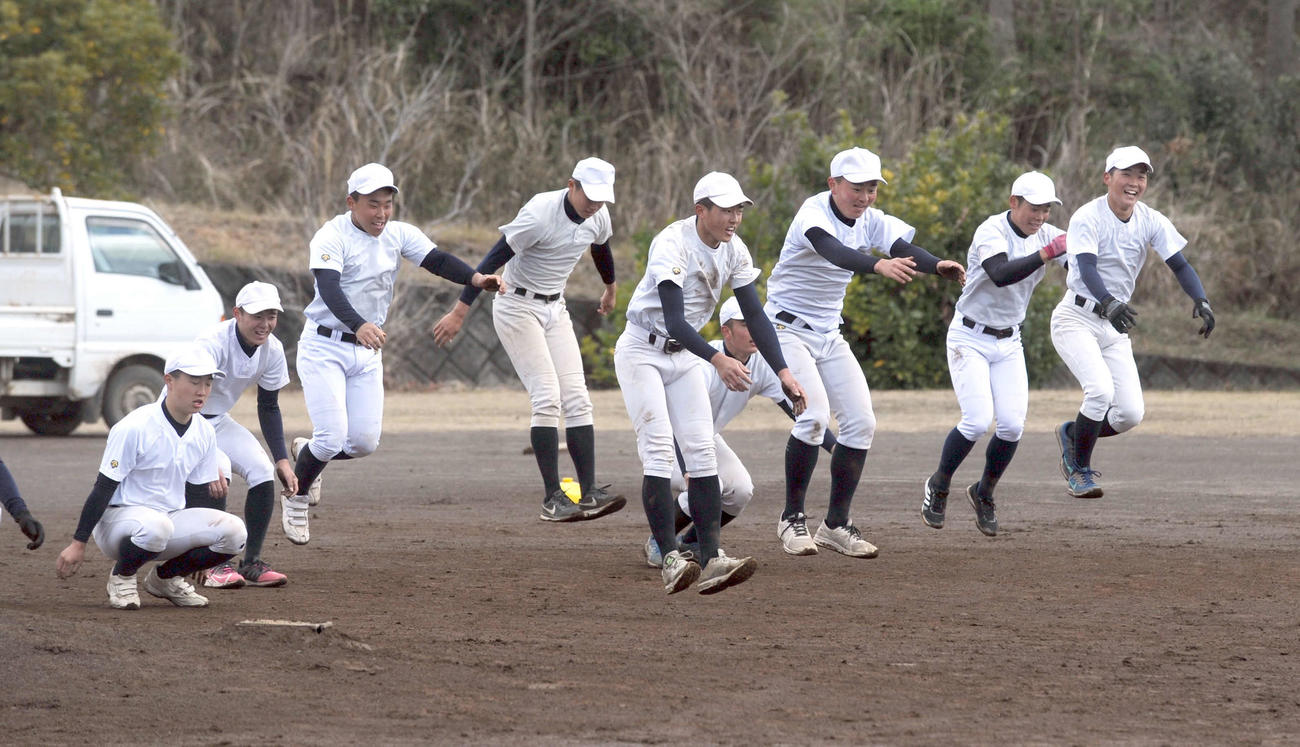 笑顔を見せながら、ウォーミングアップをする加藤学園ナイン