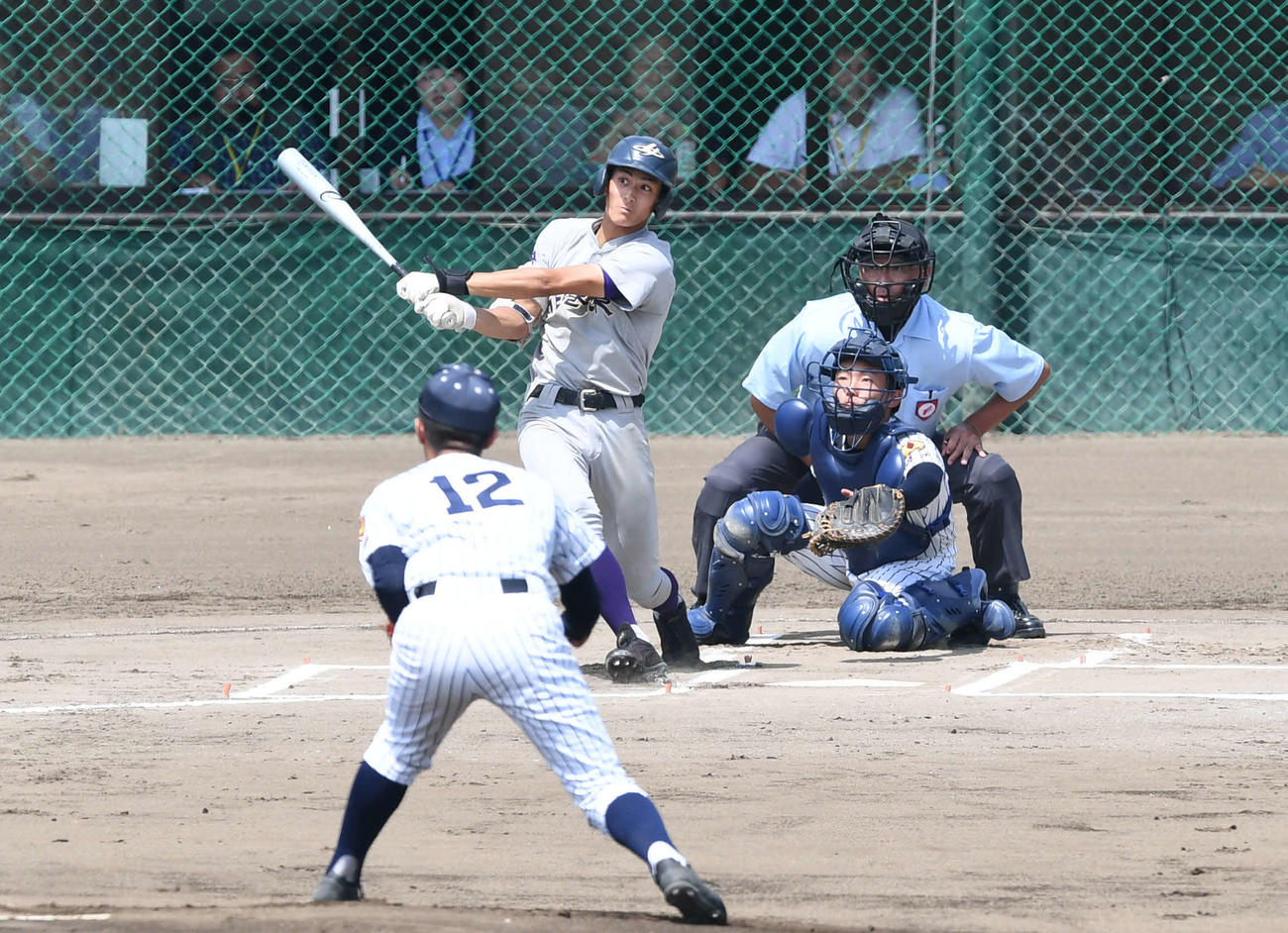 花巻東対大船渡　右翼へ三塁打を放つ向久保怜央（2019年7月25日撮影）