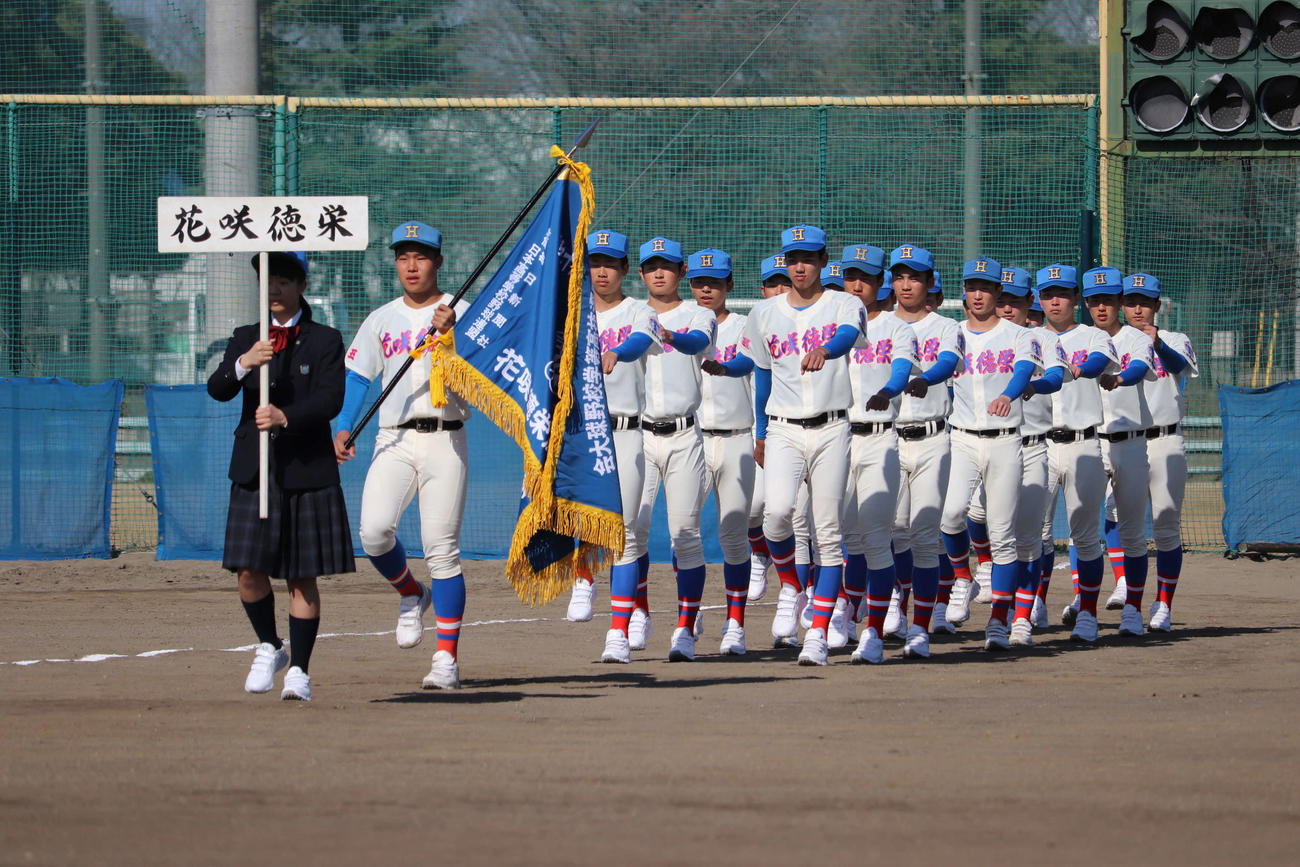 新型コロナウイルス感染拡大で中止となったセンバツの開会式日に合わせてグラウンドで行進をする花咲徳栄ナイン（撮影・湯本勝大）
