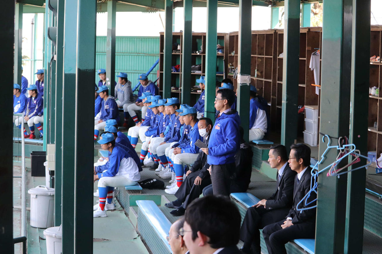 模擬開会式を見守る花咲徳栄の野球部員と学校関係者（撮影・湯本勝大）