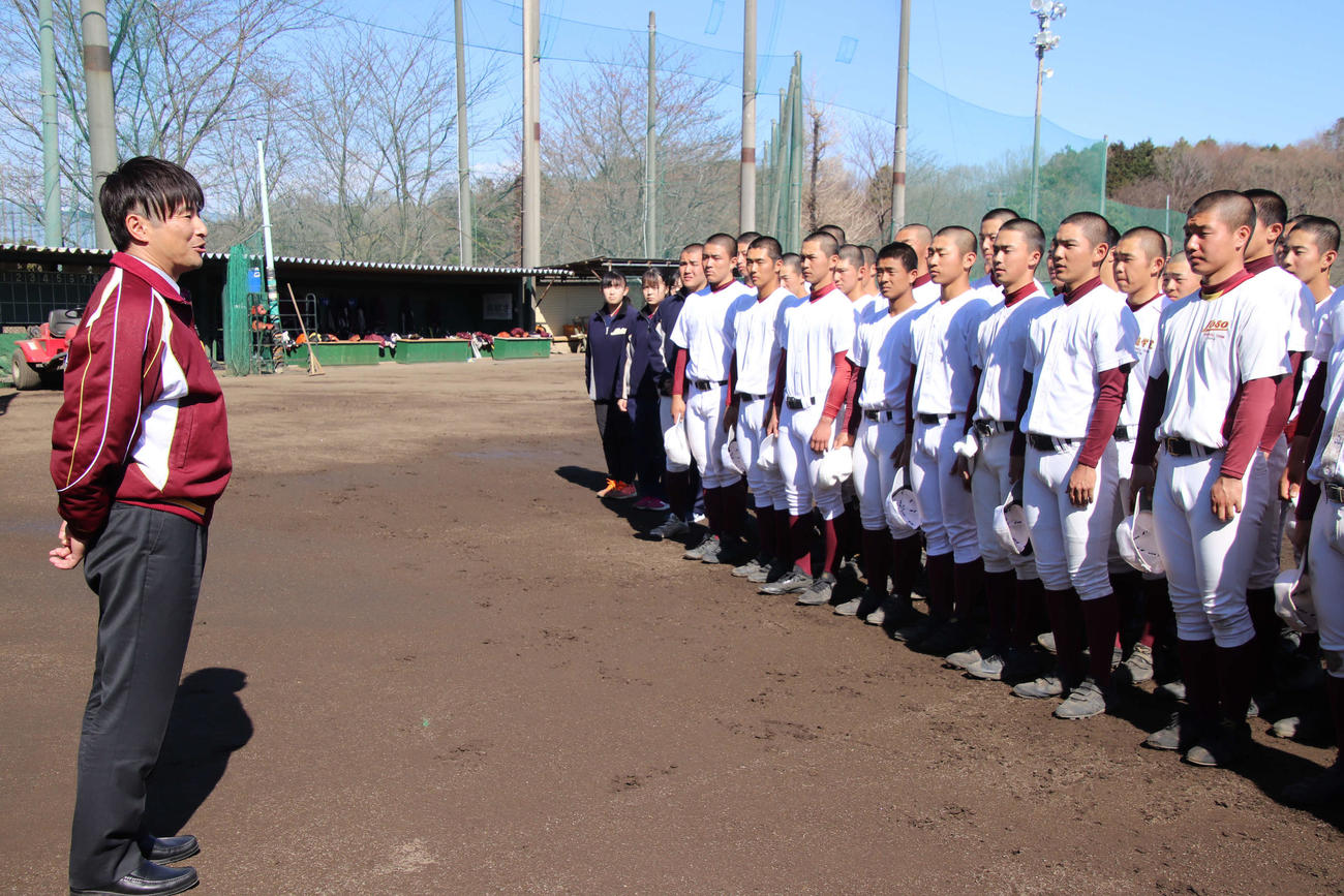 常総学院の投手コーチに就任し、部員の前であいさつをする元プロ野球の島田氏（左）（撮影・保坂淑子）