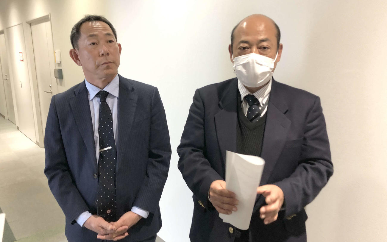 春季大会の中止を発表する県高野連の渡辺理事長（右）と松浦理事
