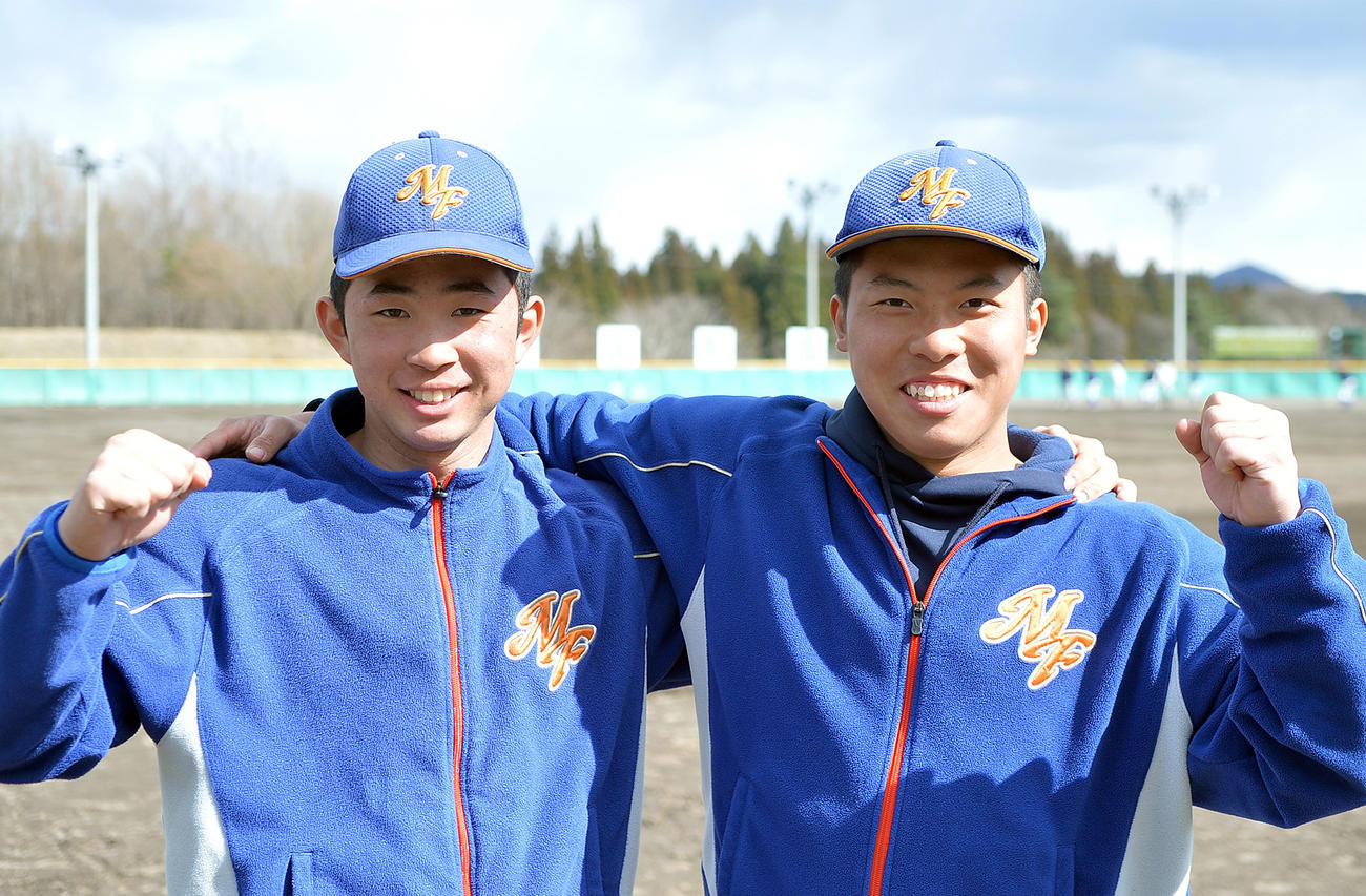 小林武都主将（左）と塚本悠樹捕手（撮影・鎌田直秀）
