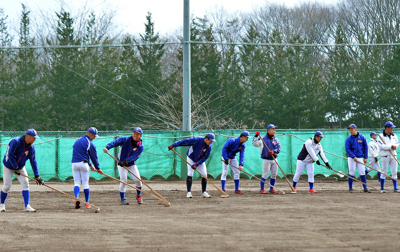 グラウンド整備から練習を再開した盛岡大付の選手たち（撮影・鎌田直秀）