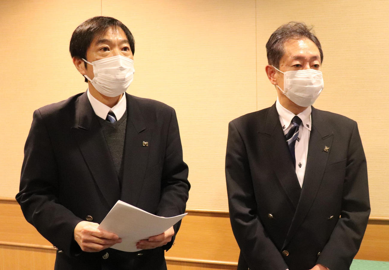 春季関東大会の中止について説明する二渡関東地区高野連会長（右）と城田同理事長（撮影・古川真弥）