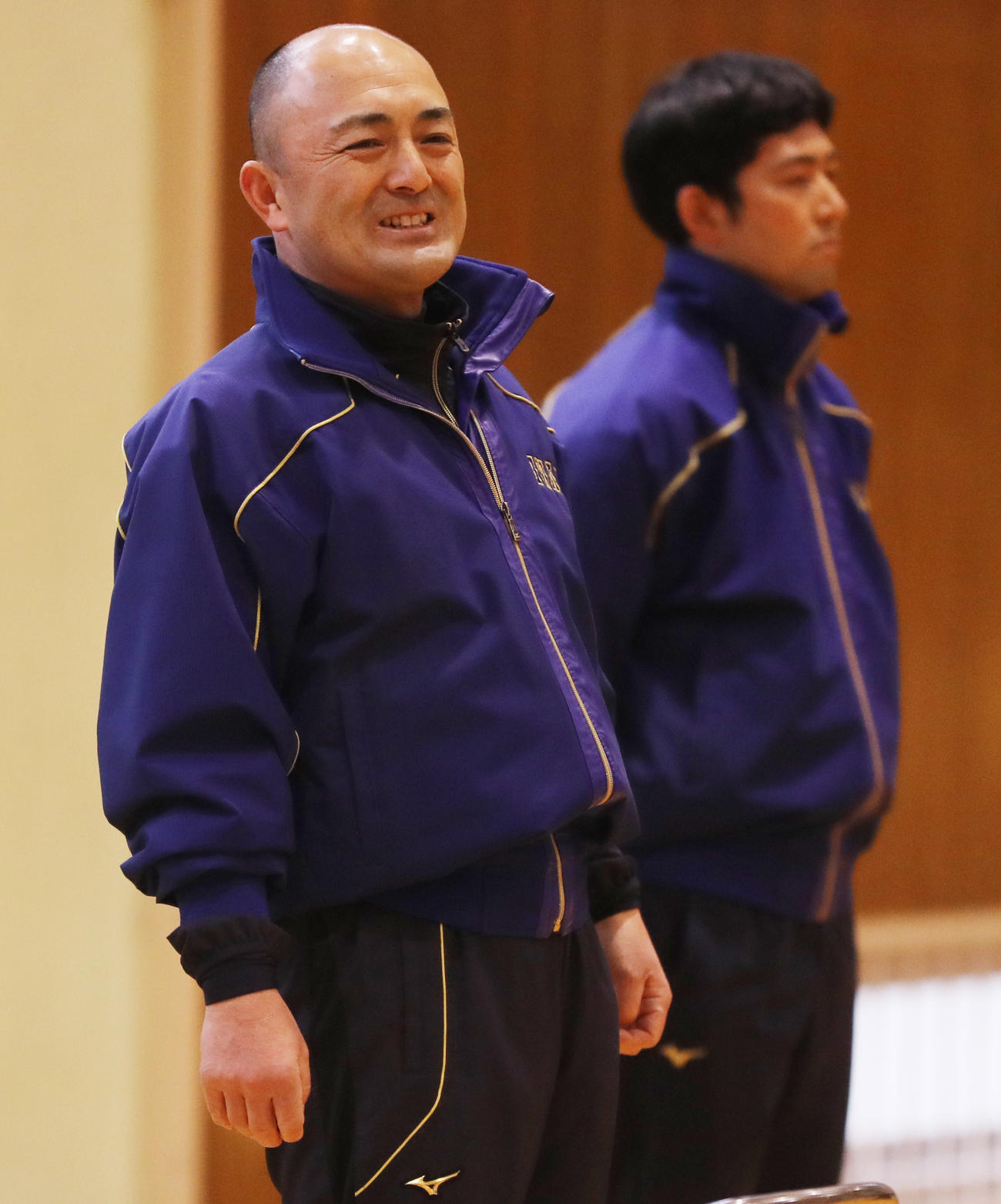 ユニホーム贈呈を終え、選手に声をかける磐城・木村監督。後方は大場部長（撮影・野上伸悟）