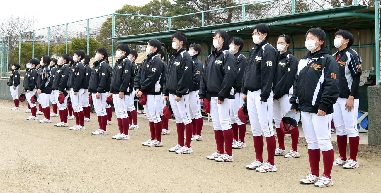練習前、マスク姿でグラウンドにあいさつするクラーク仙台の選手たち（撮影・相沢孔志）