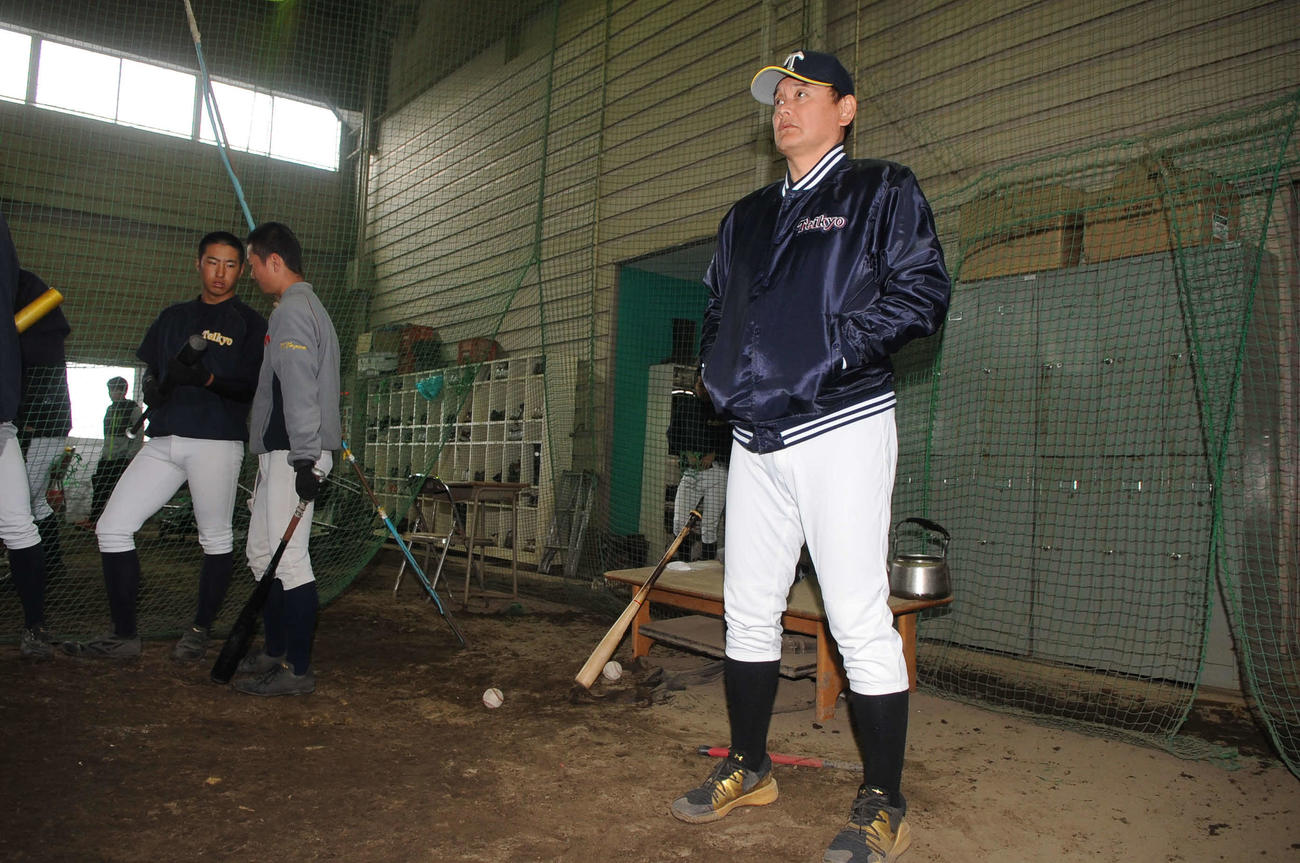 自主トレを見守る帝京長岡・芝草宇宙監督（2020年4月5日、帝京長岡室内練習場）