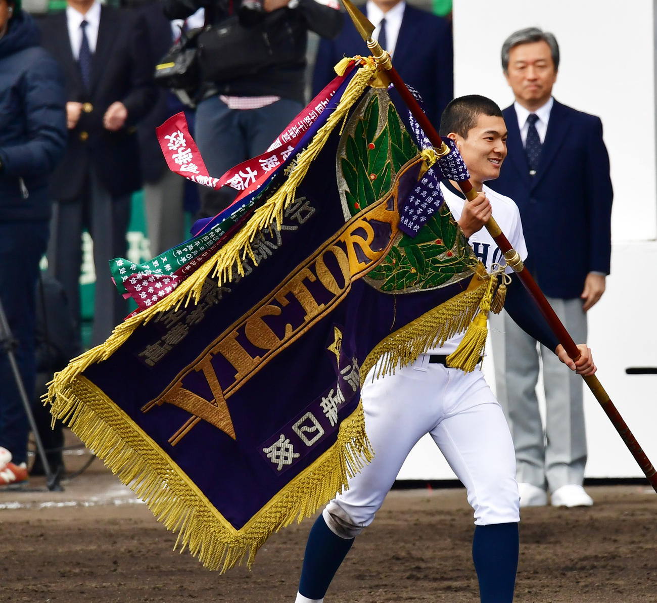 2019年4月3日、閉会式で優勝旗を手にする東邦・石川昂弥主将