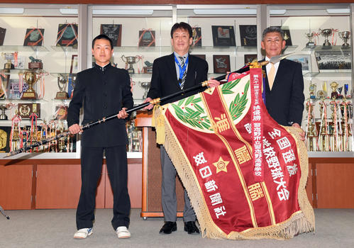 習志野が準優勝旗返還、センバツ中止で主催者が来校 - 高校野球写真