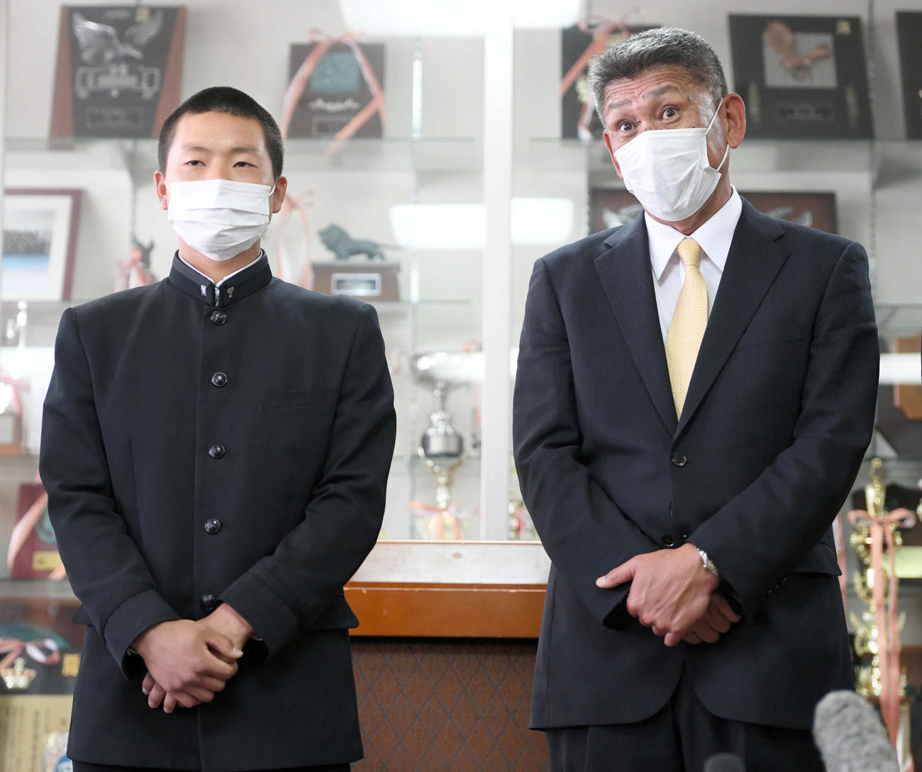 「普通に野球を出来たことが、普通じゃなかった」コロナウイルス感染拡大を受け心境を語った習志野高校の角田主将（左）と小林監督（撮影・たえ見朱実）