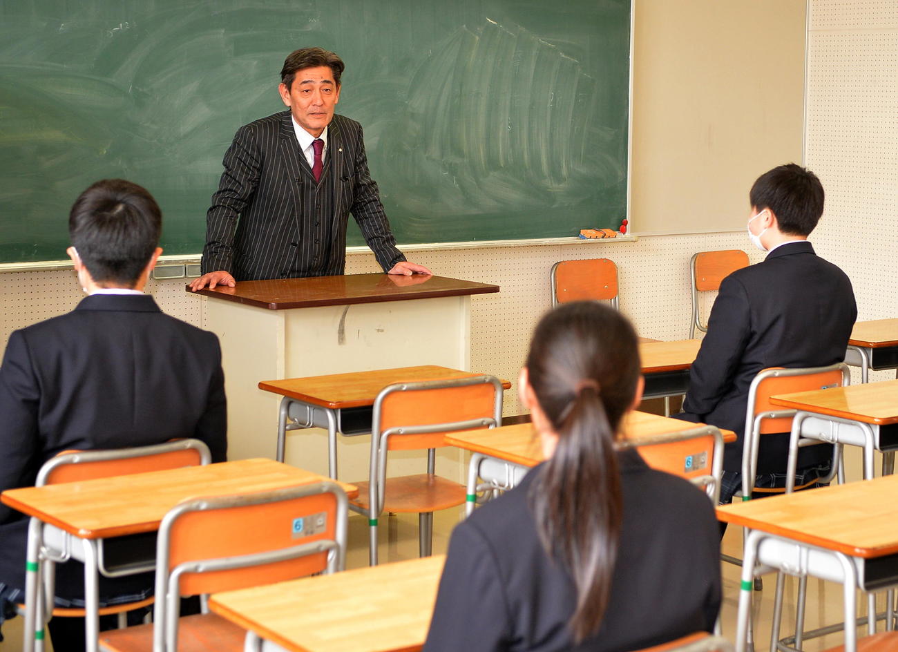 花巻東女子野球部1期生と初対面してあいさつする三鬼監督（中央）