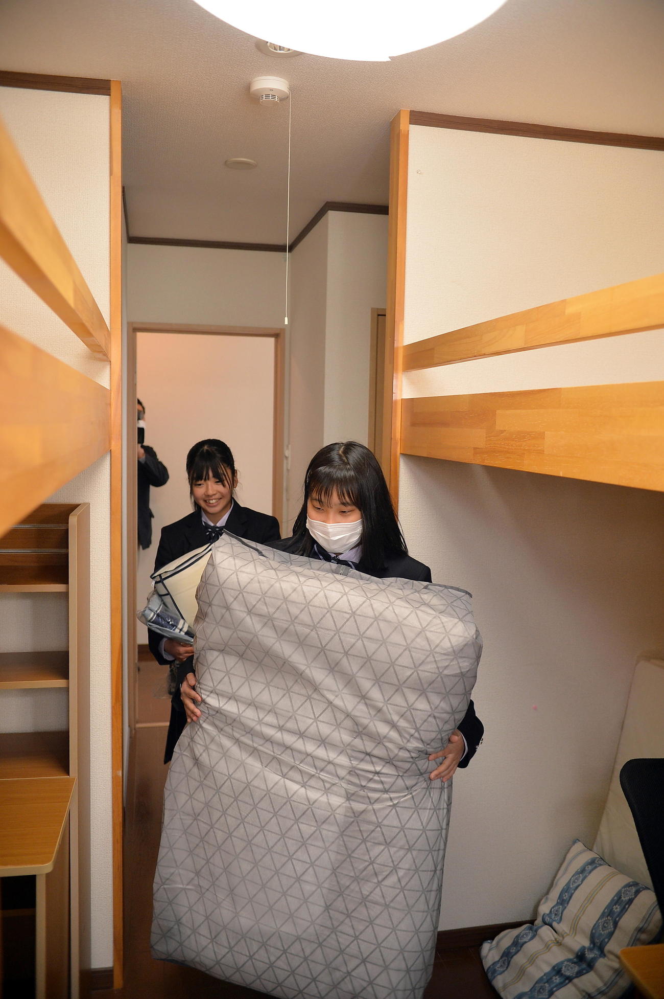 荷物を運び入れる花巻東の選手たち