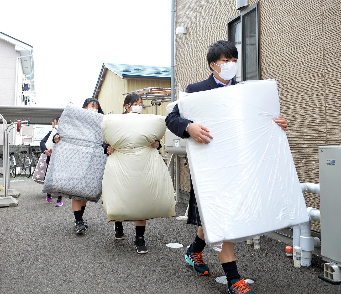 大きな荷物を抱えながら入寮する花巻東の選手たち