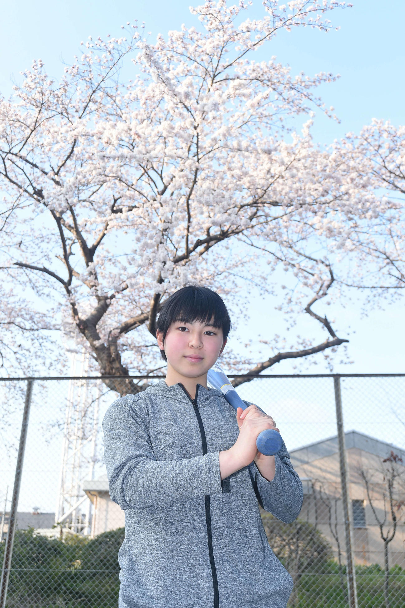 4日、入寮の際に桜の前で決意を新たにしたクラーク仙台・今野（撮影・相沢孔志）