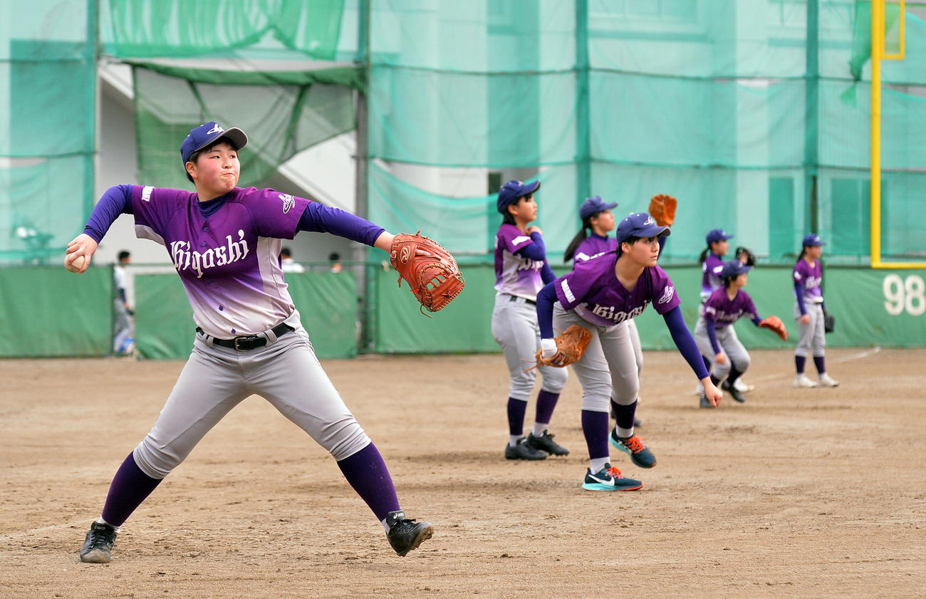 キャッチボールを行う花巻東の河野主将（左端）ら選手たち