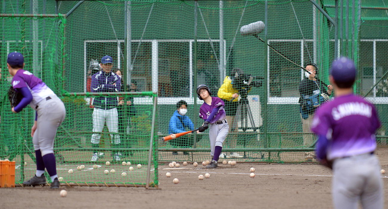 三鬼監督（左から2人目）が見守る前で打撃練習を行う花巻東の選手たち