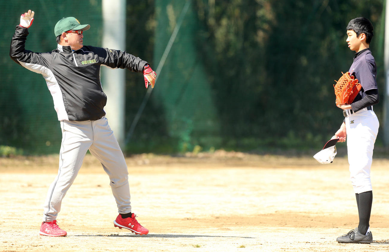 選手に指導する尚志・松井監督（撮影・野上伸悟）