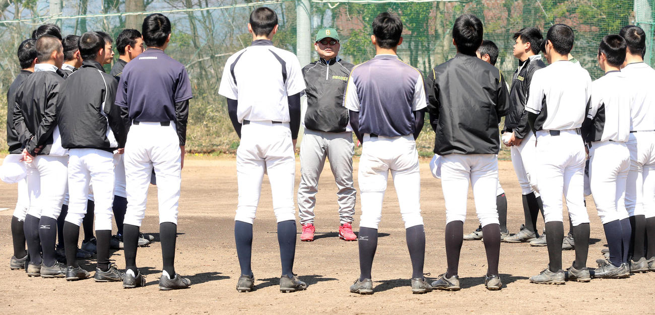 練習を終え選手に話をする尚志・松井新監督(中央)（撮影・野上伸悟）