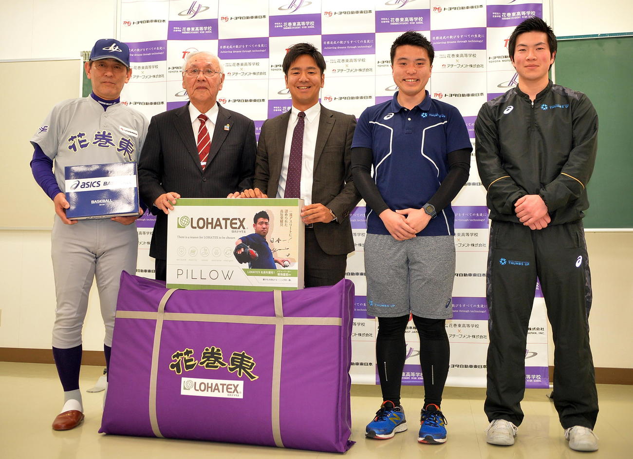 菊池雄星からのプレゼントを受け取った花巻東の三鬼監督（左端）。左から小田島校長、菊池の岩男マネジャー、金沢トレーナー、山本トレーナー（撮影・鎌田直秀）