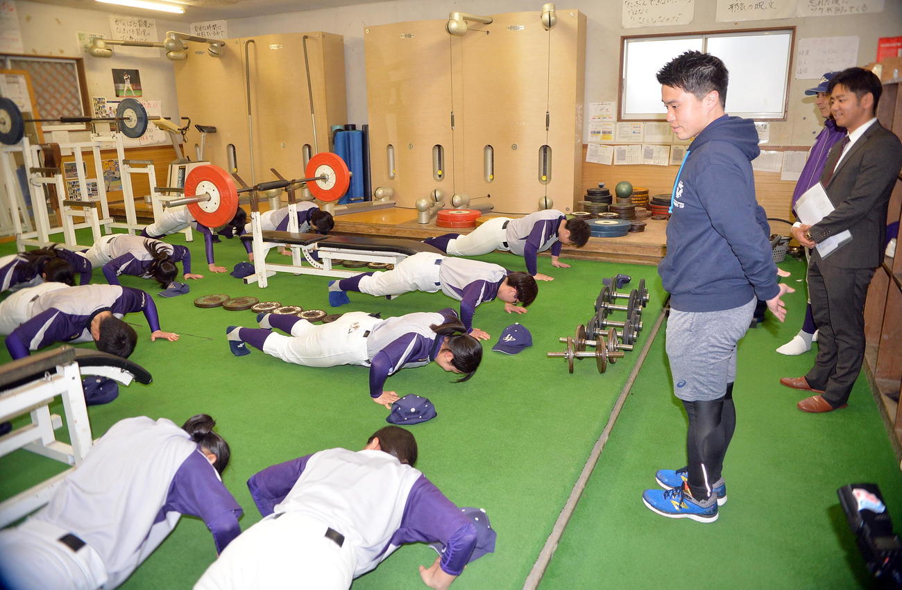 トレーナーの指導を受けながら腕立て伏せを行う花巻東の選手たち（撮影・鎌田直秀）